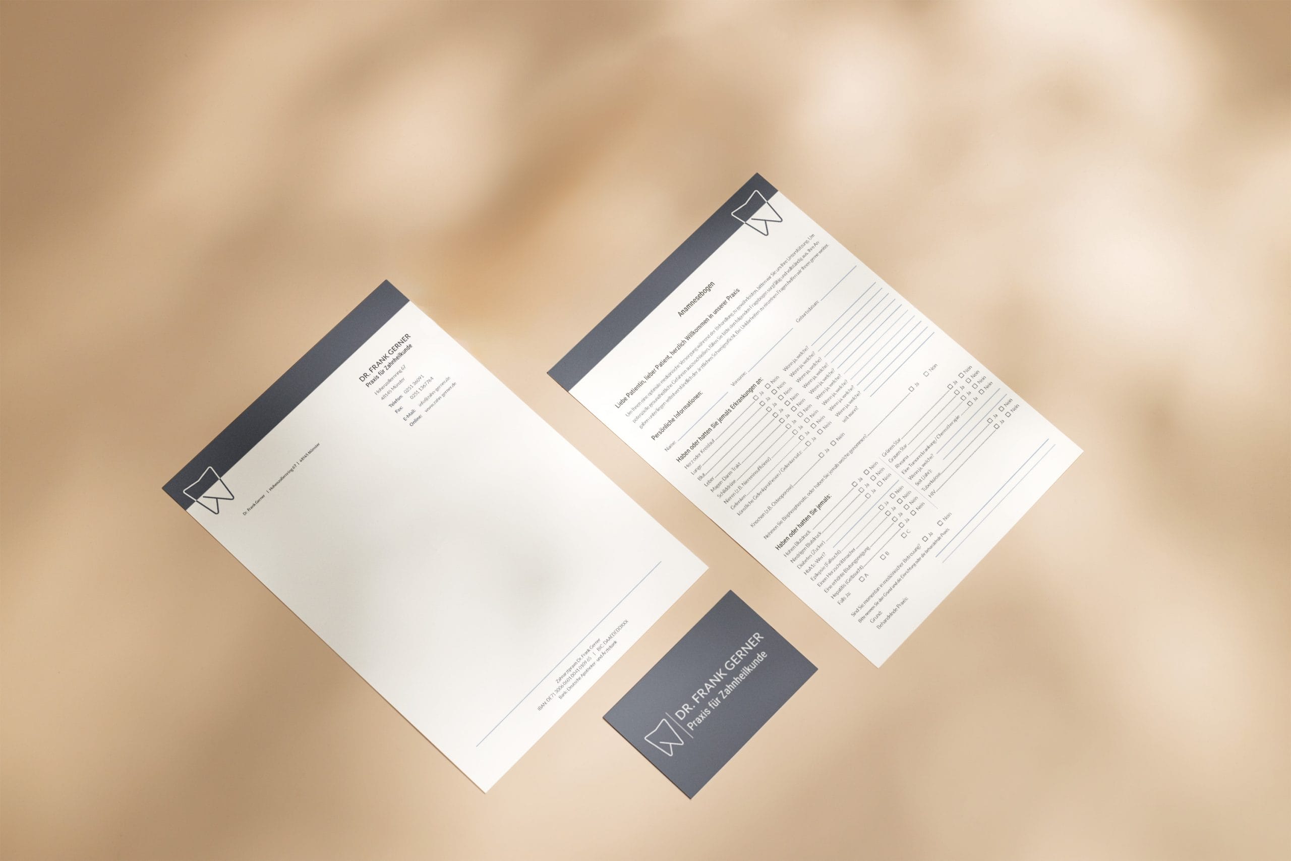 Papers_with_Business_Card_Mockup