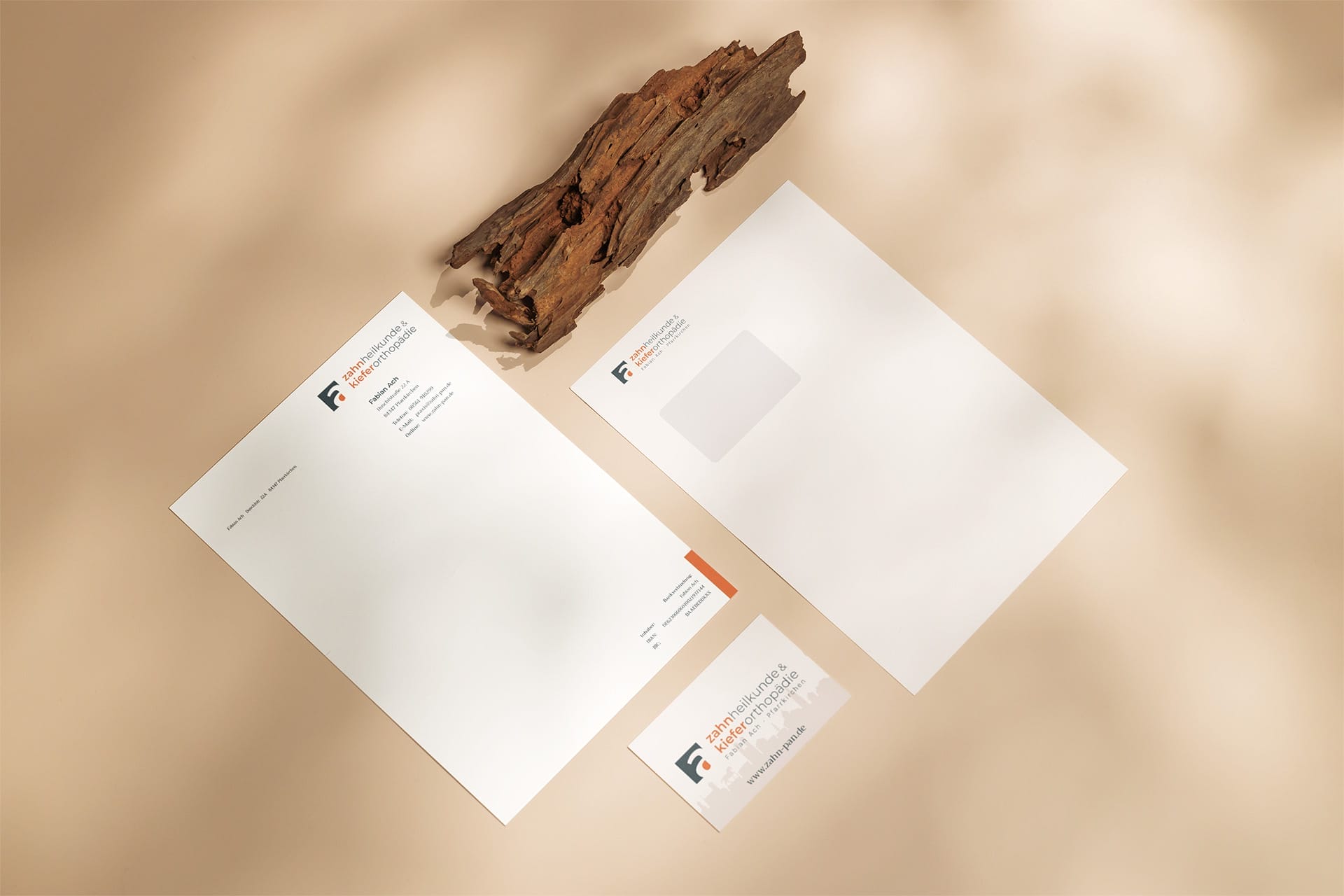 Papers_with_Business_Card_Mockup Papers_with_Business_Card_Mockup